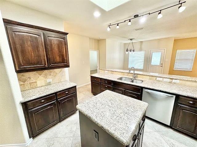 Building Photo - 3020 Tamarack Ln