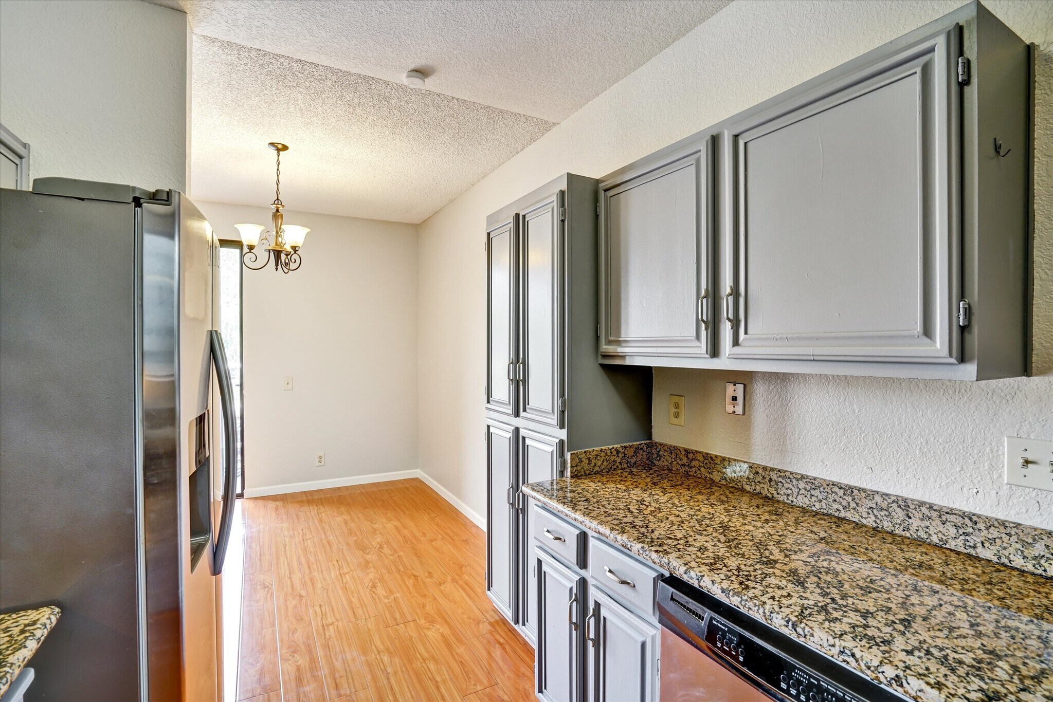 Building Photo - 3402 Pinewood Terrace