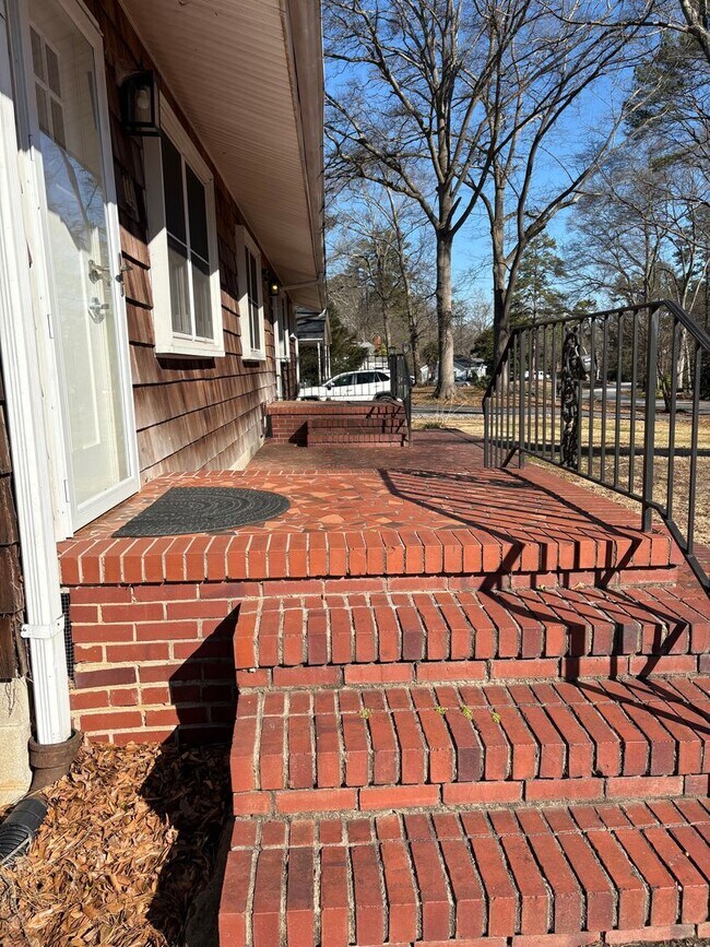 Building Photo - 3 bedroom 3 bath in Spartanburg!!