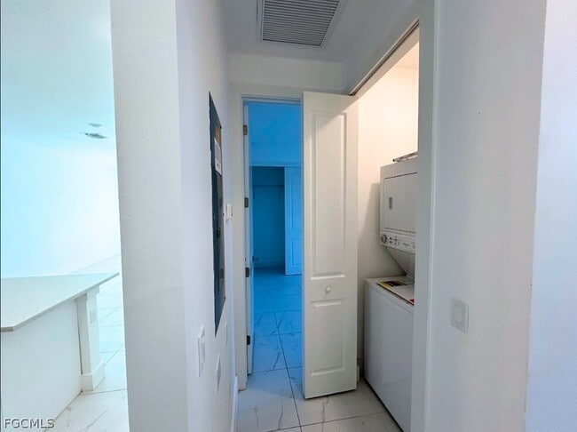 Building Photo - 672 Chemstrand St E