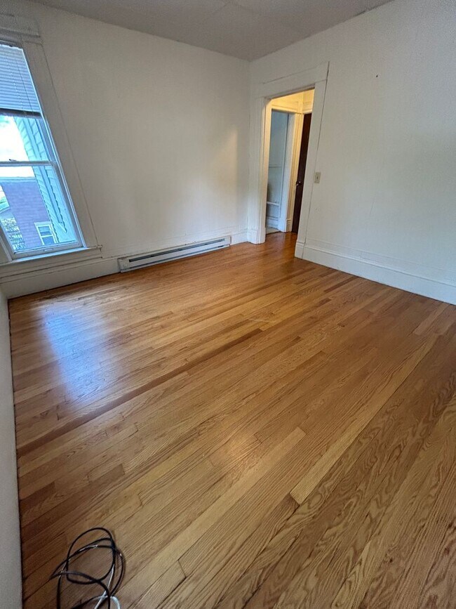 Building Photo - 2 Bedroom 1 Bathroom Apartment