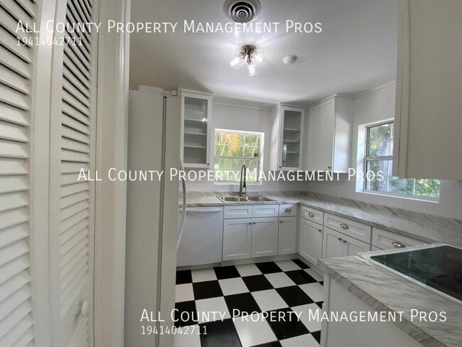 Building Photo - 4930 Bay Shore Rd