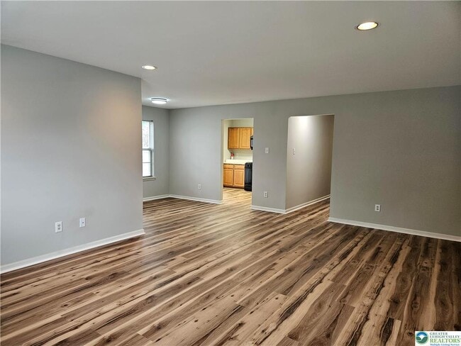 Building Photo - 1876 Mansfield St