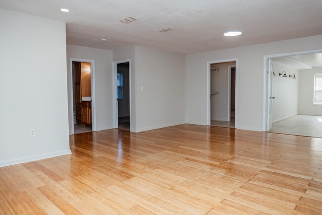 Building Photo - 410 Tanglewood Dr