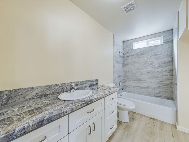 Building Photo - Modern 3BD/ABA duplex home features high-e...