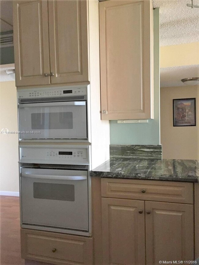 Building Photo - 200 Leslie Dr