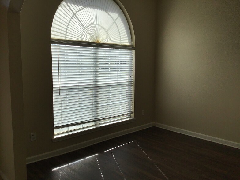 Building Photo - 2038 Belhaven Dr