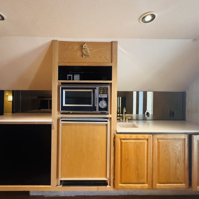 Building Photo - 3175 Sandalwood Dr