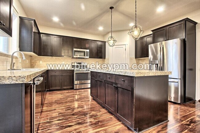 Building Photo - 3 Bed, 2.5 Bath Luxury Home in Ridgefield