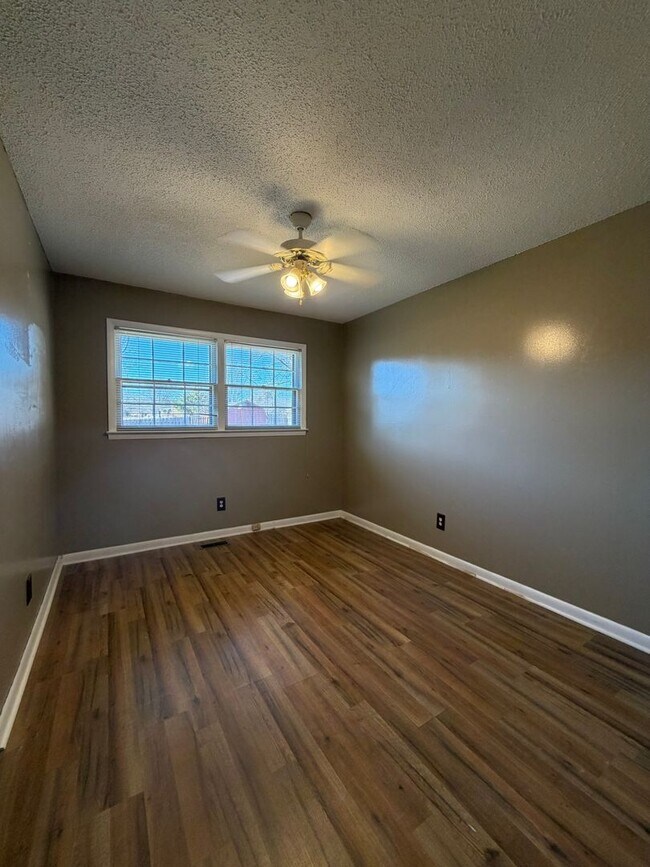 Building Photo - 1,640 Sq Ft | 4 Bed | 2 Bath