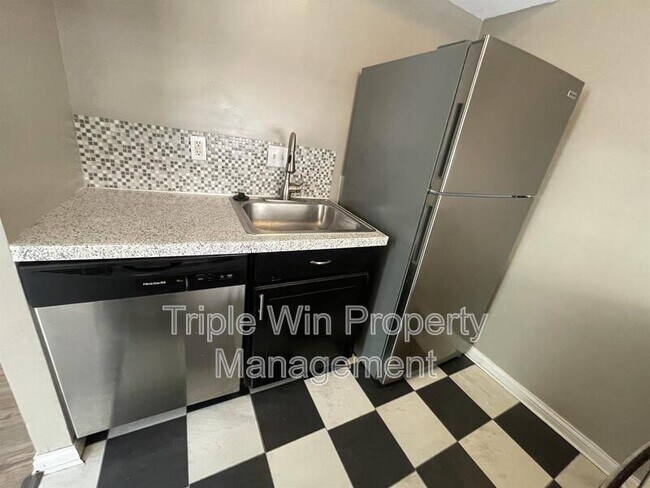 Building Photo - 411 Far Hill Dr