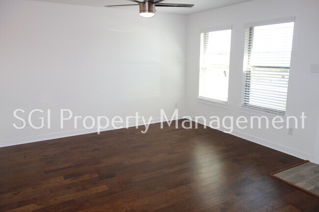 Building Photo - 931 Robineta Ln