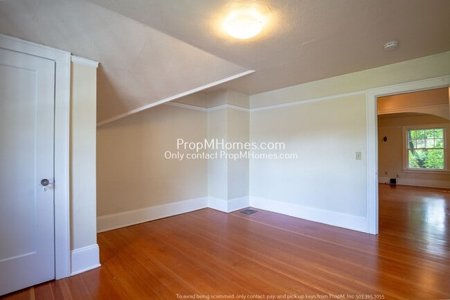 Building Photo - Cozy Three-Bedroom Duplex in Historic Irvi...
