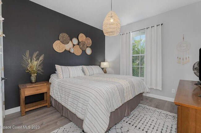 Building Photo - 3 Bed 2 bath 2 car garage pool home