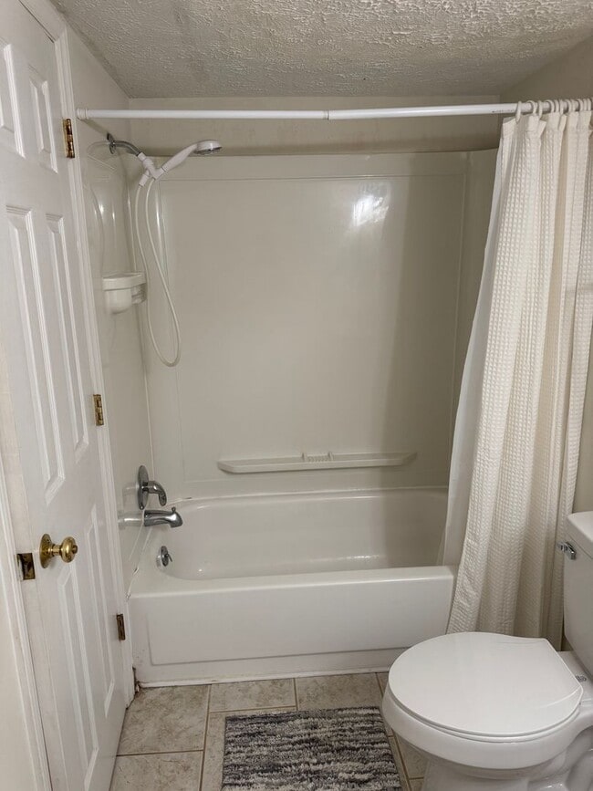 Building Photo - Affordable Lakeside Condo – 3 Bed, 1 Bath