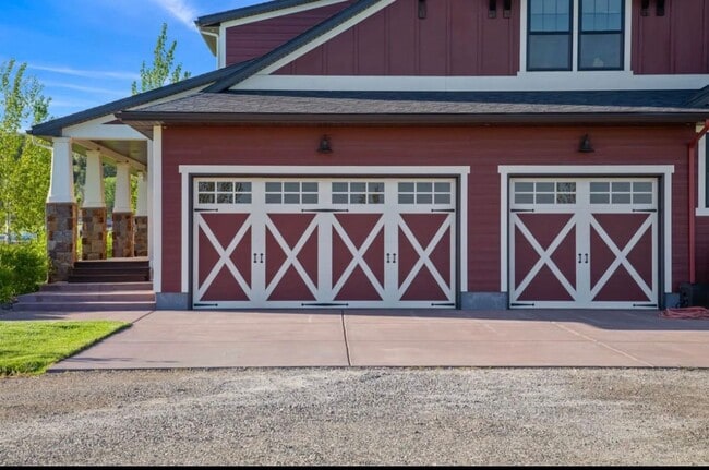 Building Photo - Stunning luxury rental!