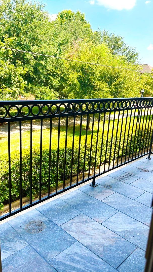 Building Photo - GORGEOUS Townhome in Inner Loop Gated Community **Ask about our NO CASH DEPOSIT option through OB...