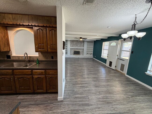Building Photo - 3 BED/2 BATH/2 CAR GARAGE: AVAILABLE NOW!!