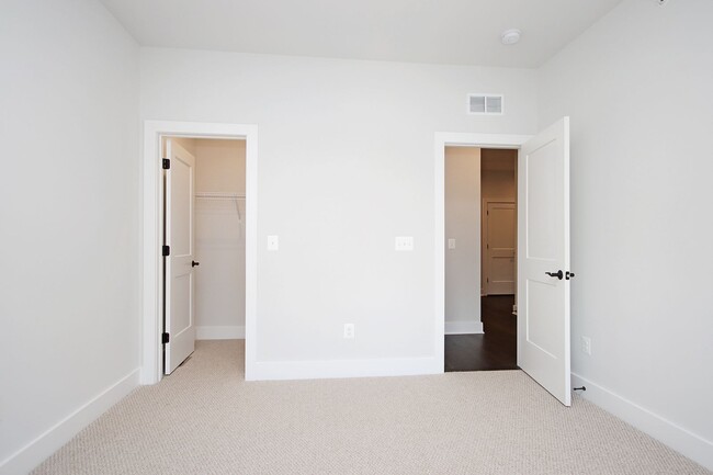 Building Photo - Spacious Brookhill Commons Townhouse (Appl...