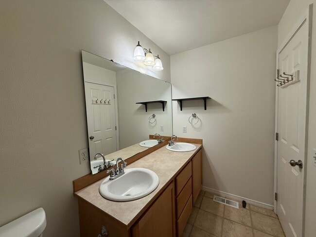 Building Photo - Beautiful Split-Entry 4 Bed 3 Bath Home Fully Fenced Yard