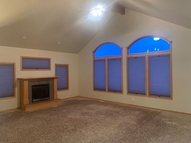 Building Photo - Spacious 5-Bedroom Home in Desirable Briar...