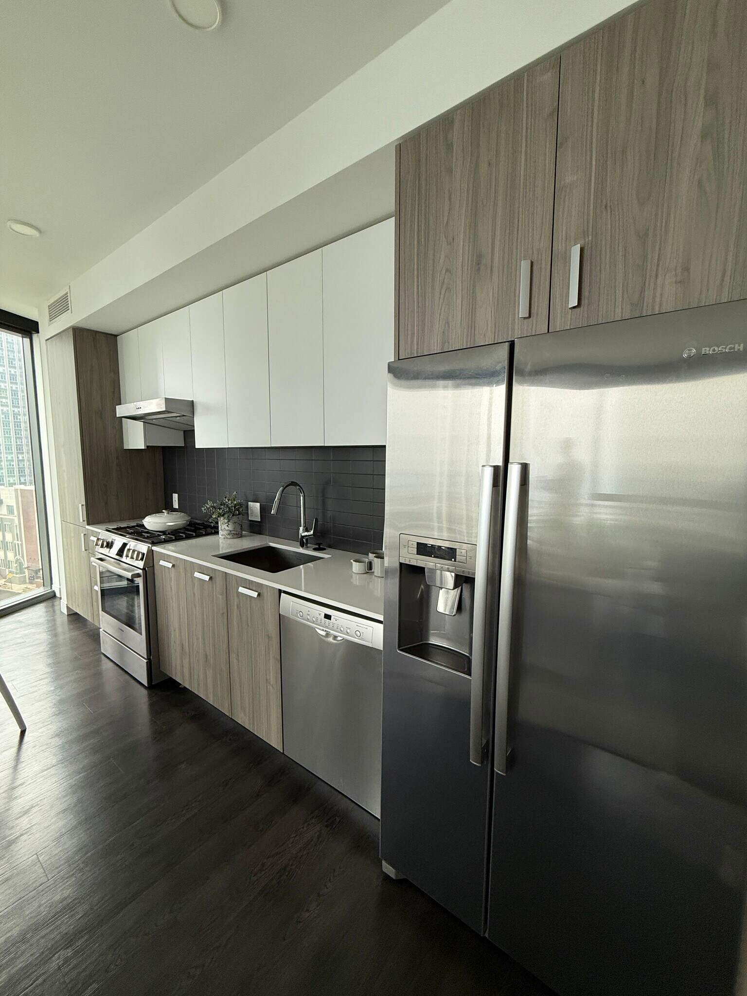 Building Photo - 450 E Waterside Dr