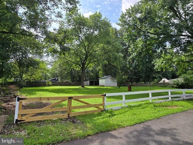 Building Photo - 8513 Thomas Dr