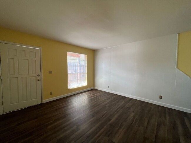 Building Photo - Freshly remodeled 2-bedroom, 1-bath unit!