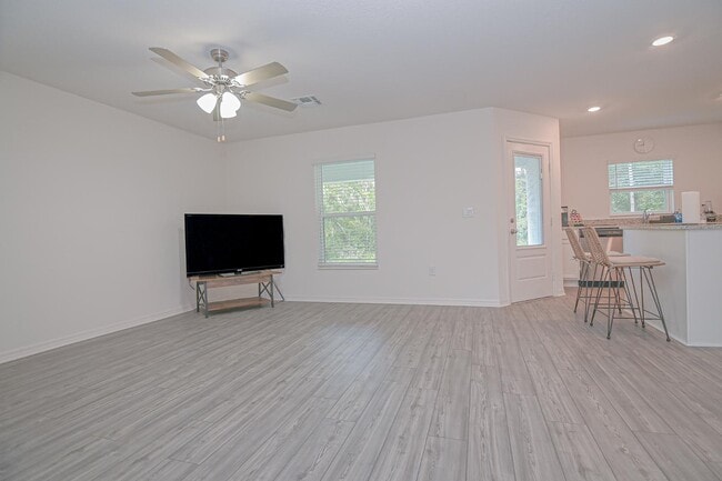 Building Photo - 695 Bay Leaf Dr
