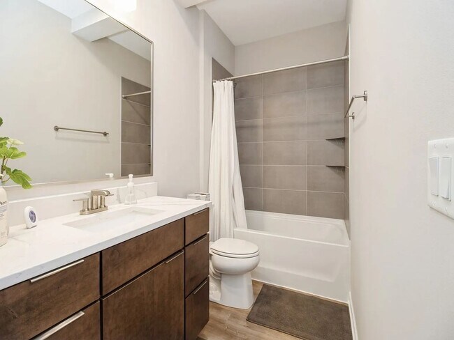 Building Photo - Luxurious 3-Bedroom, 2-Bathroom Townhouse – Des Moines