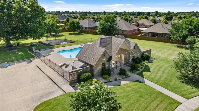 Building Photo - 2506 SW Glenn Ridge Rd