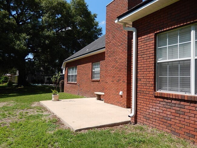 Building Photo - LOVELY 4/2.5 in Buck Lake Area on 1 Acre w/ 2 Car Garage, Washer/Dryer, Lawn Maint, & 2228 sq ft!...