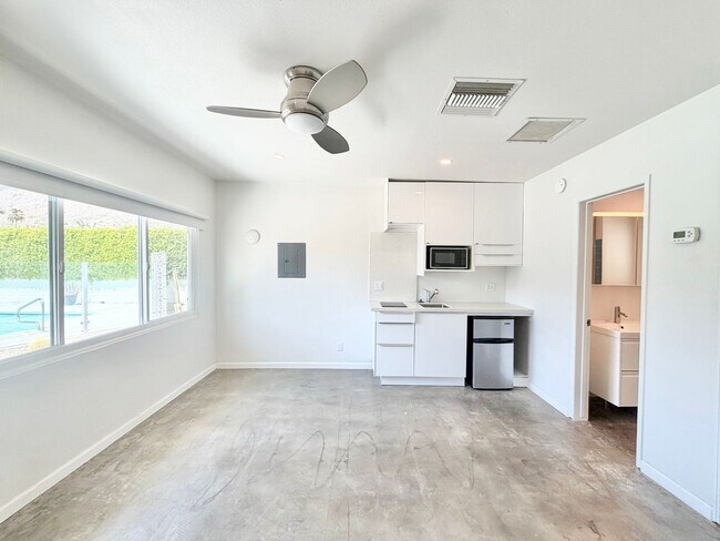 Building Photo - AVAILABLE NOW!! Studio Apartment in Palm Springs!!