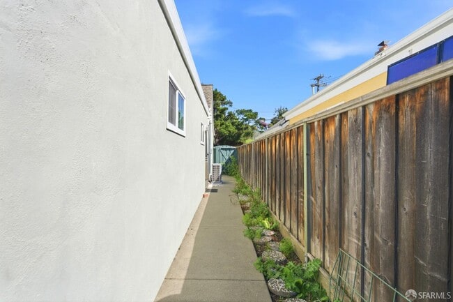 Building Photo - 5880 Olinda Rd