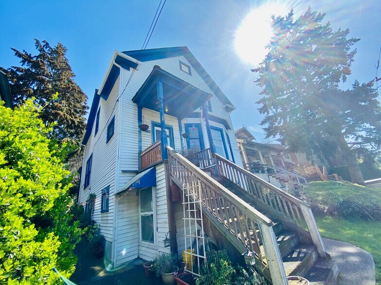 Primary Photo - 2058 14th Ave W