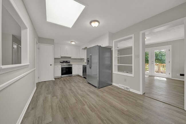 Building Photo - Wonderful Home Near Downtown Matthews!