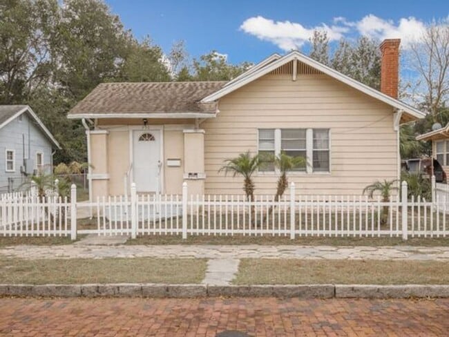 Building Photo - Nice 2 Bedroom & Large extra room that you...