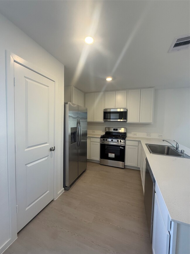 Building Photo - 1606 Gardenia Grv Ln