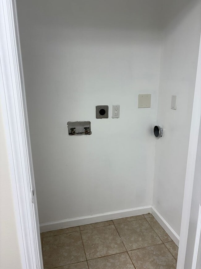 Building Photo - Renovated 3 bedroom house in the heart of ...
