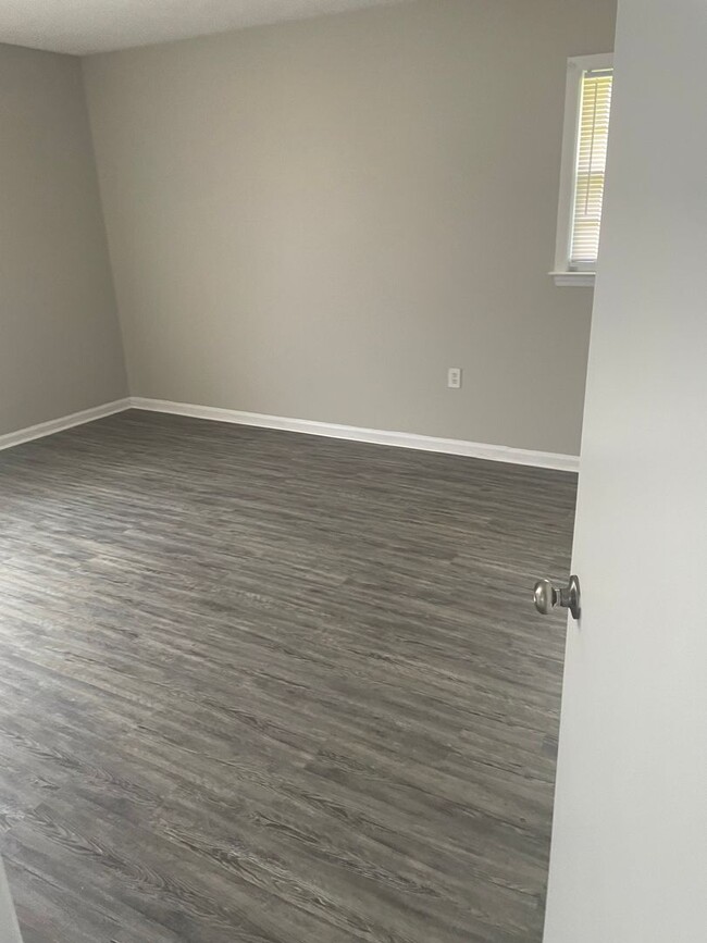 Building Photo - 624 Marlee Dr