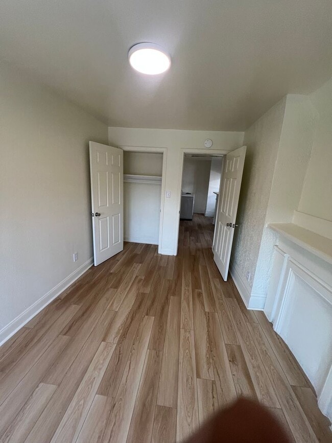 Building Photo - 5 bedrooms 2 bathrooms