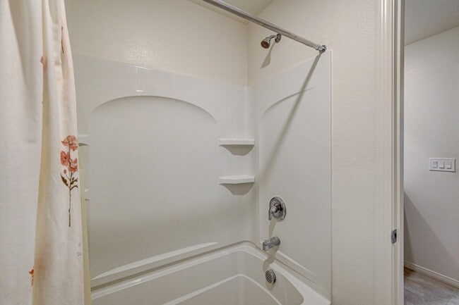 Building Photo - AMAZING 2 Story, 5 Bedroom Home in Gated community!