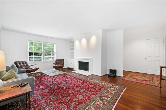 Building Photo - 52 Chaumont Square NW