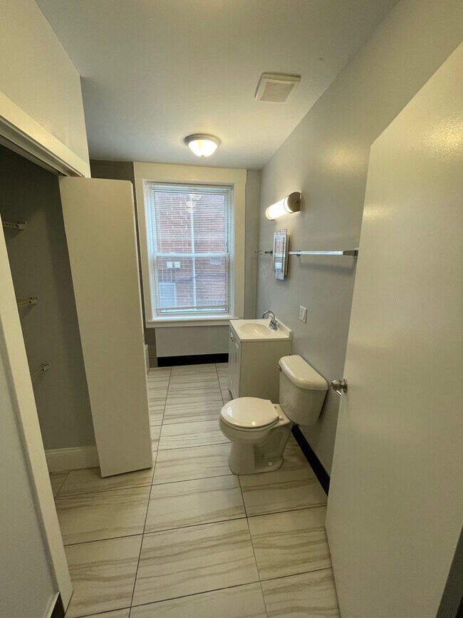 Building Photo - 4431 N Racine Ave