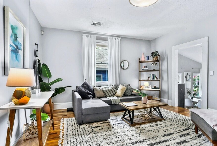 Living room - 66 Howell St NE