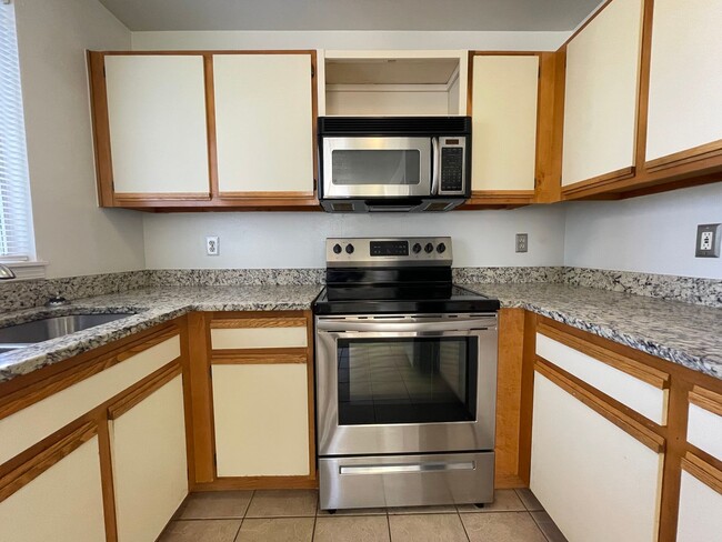 Building Photo - Cozy 2-Bedroom Top Floor Condo at Belmar P...