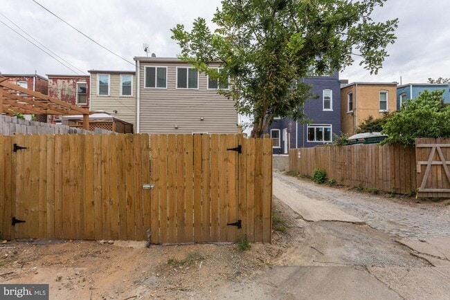 Building Photo - 638 G St NE