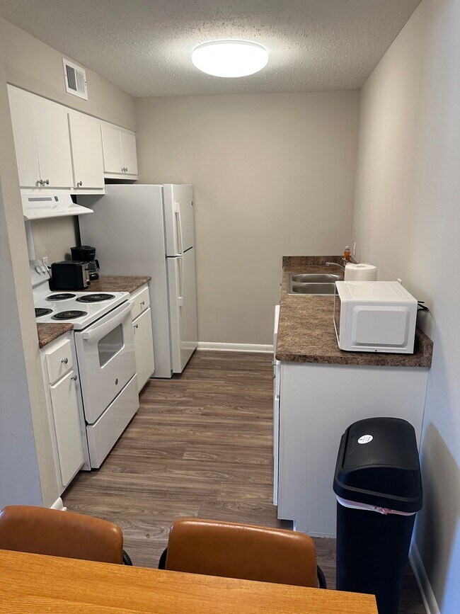 Building Photo - 433 Meadowlark Dr