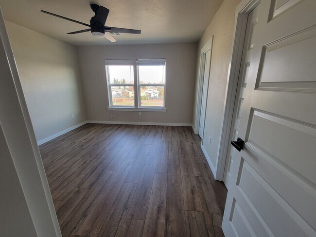 Building Photo - 3 Bedroom, 2.5 Bath Unit in Single Family ...