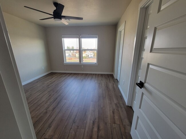 Building Photo - 3 Bedroom, 2.5 Bath Unit in Single Family Residence, White City